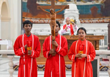 NEW DELHI INDIA Nisan 18 2025 Hristiyanlar Kutsal Katedral Kilisesi 'nde 18 Nisan 2025' te Yeni Delhi 'de Kutsal Cuma vesilesiyle dua ederler.