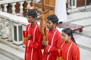 NEW DELHI INDIA Nisan 18 2025 Hristiyanlar Kutsal Katedral Kilisesi 'nde 18 Nisan 2025' te Yeni Delhi 'de Kutsal Cuma vesilesiyle dua ederler.