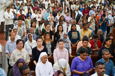 NEW DELHI INDIA Nisan 18 2025 Hristiyanlar Kutsal Katedral Kilisesi 'nde 18 Nisan 2025' te Yeni Delhi 'de Kutsal Cuma vesilesiyle dua ederler.