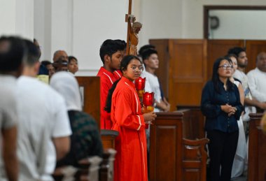 NEW DELHI INDIA Nisan 18 2025 Hristiyanlar Kutsal Katedral Kilisesi 'nde 18 Nisan 2025' te Yeni Delhi 'de Kutsal Cuma vesilesiyle dua ederler.