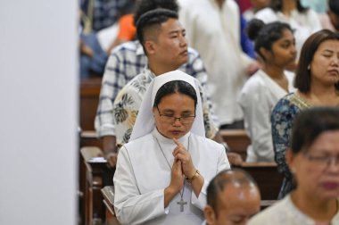 NEW DELHI INDIA Nisan 18 2025 Hristiyanlar Kutsal Katedral Kilisesi 'nde 18 Nisan 2025' te Yeni Delhi 'de Kutsal Cuma vesilesiyle dua ederler.