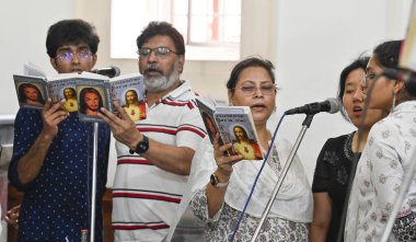 NEW DELHI INDIA Nisan 18 2025 Hristiyanlar Kutsal Katedral Kilisesi 'nde 18 Nisan 2025' te Yeni Delhi 'de Kutsal Cuma vesilesiyle dua ederler.