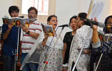 NEW DELHI INDIA Nisan 18 2025 Hristiyanlar Kutsal Katedral Kilisesi 'nde 18 Nisan 2025' te Yeni Delhi 'de Kutsal Cuma vesilesiyle dua ederler.