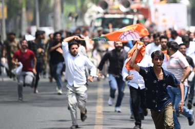 NEW DELHI INDIA APRIL 18 Nisan 2025 Delhi BJP çalışanları Kongre Başkanı Sonia ve Rahul Gandhi 'ye karşı AICC HQ Ekber Yolu' nda protesto eylemi düzenlediler.
