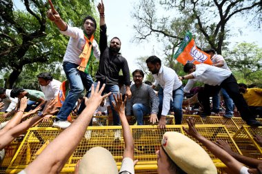 NEW DELHI INDIA APRIL 18 Nisan 2025 Delhi BJP çalışanları Kongre Başkanı Sonia ve Rahul Gandhi 'ye karşı AICC HQ Ekber Yolu' nda protesto eylemi düzenlediler.