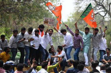 NEW DELHI INDIA APRIL 18 Nisan 2025 Delhi BJP çalışanları Kongre Başkanı Sonia ve Rahul Gandhi 'ye karşı AICC HQ Ekber Yolu' nda protesto eylemi düzenlediler.