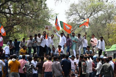 NEW DELHI INDIA APRIL 18 Nisan 2025 Delhi BJP çalışanları Kongre Başkanı Sonia ve Rahul Gandhi 'ye karşı AICC HQ Ekber Yolu' nda protesto eylemi düzenlediler.