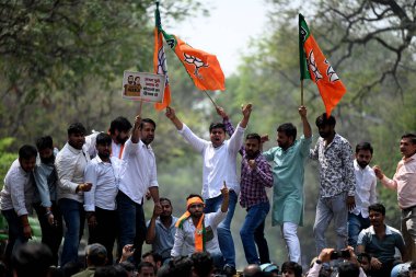 NEW DELHI INDIA APRIL 18 Nisan 2025 Delhi BJP çalışanları Kongre Başkanı Sonia ve Rahul Gandhi 'ye karşı AICC HQ Ekber Yolu' nda protesto eylemi düzenlediler.