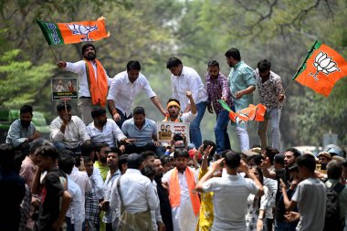NEW DELHI INDIA APRIL 18 Nisan 2025 Delhi BJP çalışanları Kongre Başkanı Sonia ve Rahul Gandhi 'ye karşı AICC HQ Ekber Yolu' nda protesto eylemi düzenlediler.