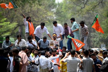 NEW DELHI INDIA APRIL 18 Nisan 2025 Delhi BJP çalışanları Kongre Başkanı Sonia ve Rahul Gandhi 'ye karşı AICC HQ Ekber Yolu' nda protesto eylemi düzenlediler.