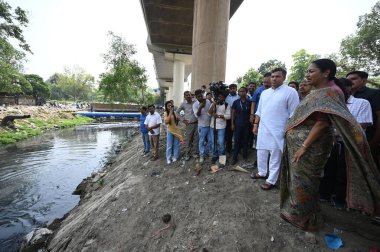NEW DELHI INDIA APRIL 18 Nisan 2025 Delhi Genel Sekreteri Rekha Gupta PWD Bakanı Parvesh Verma, 18 Nisan 2025 tarihinde Yeni Delhi Hindistan 'da muson mevsimi öncesinde Delhi' nin büyük bir bölümünün