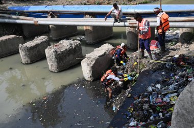 NEW DELHI INDIA APRIL 18 Nisan 2025 Delhi Genel Sekreteri Rekha Gupta PWD Bakanı Parvesh Verma, 18 Nisan 2025 'te Yeni Delhi Hindistan' da yapılacak Muson sezonu öncesinde DELHI 'nın atık giderlerini incelediğini söyledi.