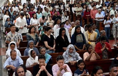 NEW DELHI INDIA Nisan 18 2025 Hristiyanlar Kutsal Katedral Katolik Kilisesi Gol Dak Khana 'da 18 Nisan 2025' te Paskalya ve Cuma gününden önce Yeni Delhi 'de düzenlenen Kutsal Cuma namazına katılırlar.