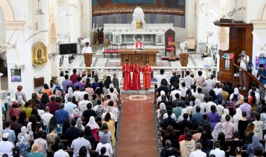 NEW DELHI INDIA Nisan 18 2025 Hristiyanlar Kutsal Katedral Katolik Kilisesi Gol Dak Khana 'da 18 Nisan 2025' te Paskalya ve Cuma gününden önce Yeni Delhi 'de düzenlenen Kutsal Cuma namazına katılırlar.