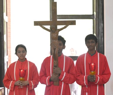 NEW DELHI INDIA Nisan 18 2025 Hristiyanlar Kutsal Katedral Katolik Kilisesi Gol Dak Khana 'da 18 Nisan 2025' te Paskalya ve Cuma gününden önce Yeni Delhi 'de düzenlenen Kutsal Cuma namazına katılırlar.