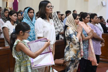 NEW DELHI INDIA Nisan 18 2025 Hristiyanlar Kutsal Katedral Katolik Kilisesi Gol Dak Khana 'da 18 Nisan 2025' te Paskalya ve Cuma gününden önce Yeni Delhi 'de düzenlenen Kutsal Cuma namazına katılırlar.