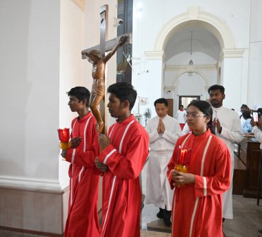 NEW DELHI INDIA Nisan 18 2025 Hristiyanlar Kutsal Katedral Katolik Kilisesi Gol Dak Khana 'da 18 Nisan 2025' te Paskalya ve Cuma gününden önce Yeni Delhi 'de düzenlenen Kutsal Cuma namazına katılırlar.