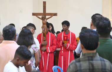 NEW DELHI INDIA Nisan 18 2025 Hristiyanlar Kutsal Katedral Katolik Kilisesi Gol Dak Khana 'da 18 Nisan 2025' te Paskalya ve Cuma gününden önce Yeni Delhi 'de düzenlenen Kutsal Cuma namazına katılırlar.