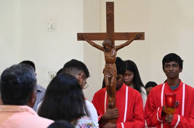 NEW DELHI INDIA Nisan 18 2025 Hristiyanlar Kutsal Katedral Katolik Kilisesi Gol Dak Khana 'da 18 Nisan 2025' te Paskalya ve Cuma gününden önce Yeni Delhi 'de düzenlenen Kutsal Cuma namazına katılırlar.