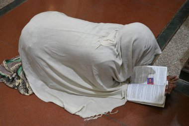 NEW DELHI INDIA Nisan 18 2025 Hristiyanlar Kutsal Katedral Katolik Kilisesi Gol Dak Khana 'da 18 Nisan 2025' te Paskalya ve Cuma gününden önce Yeni Delhi 'de düzenlenen Kutsal Cuma namazına katılırlar.