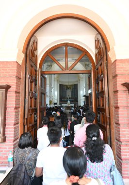 NEW DELHI INDIA Nisan 18 2025 Hristiyanlar Kutsal Katedral Katolik Kilisesi Gol Dak Khana 'da 18 Nisan 2025' te Paskalya ve Cuma gününden önce Yeni Delhi 'de düzenlenen Kutsal Cuma namazına katılırlar.