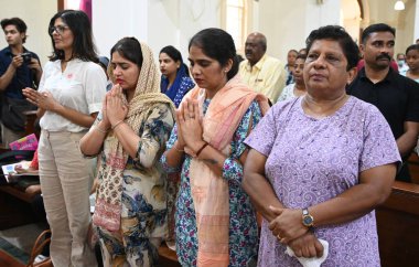 NEW DELHI INDIA Nisan 18 2025 Hristiyanlar Kutsal Katedral Katolik Kilisesi Gol Dak Khana 'da 18 Nisan 2025' te Paskalya ve Cuma gününden önce Yeni Delhi 'de düzenlenen Kutsal Cuma namazına katılırlar.