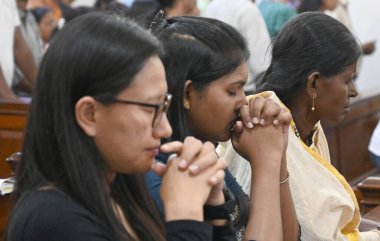 NEW DELHI INDIA Nisan 18 2025 Hristiyanlar Kutsal Katedral Katolik Kilisesi Gol Dak Khana 'da 18 Nisan 2025' te Paskalya ve Cuma gününden önce Yeni Delhi 'de düzenlenen Kutsal Cuma namazına katılırlar.