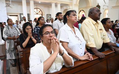 NEW DELHI INDIA Nisan 18 2025 Hristiyanlar Kutsal Katedral Katolik Kilisesi Gol Dak Khana 'da 18 Nisan 2025' te Paskalya ve Cuma gününden önce Yeni Delhi 'de düzenlenen Kutsal Cuma namazına katılırlar.