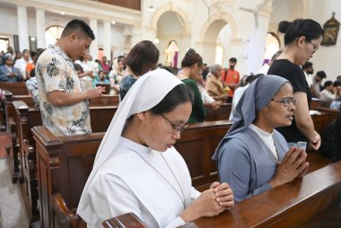 NEW DELHI INDIA Nisan 18 2025 Hristiyanlar Kutsal Katedral Katolik Kilisesi Gol Dak Khana 'da 18 Nisan 2025' te Paskalya ve Cuma gününden önce Yeni Delhi 'de düzenlenen Kutsal Cuma namazına katılırlar.