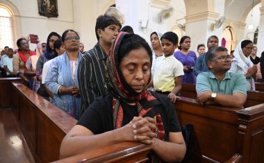 NEW DELHI INDIA Nisan 18 2025 Hristiyanlar Kutsal Katedral Katolik Kilisesi Gol Dak Khana 'da 18 Nisan 2025' te Paskalya ve Cuma gününden önce Yeni Delhi 'de düzenlenen Kutsal Cuma namazına katılırlar.