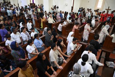 NEW DELHI INDIA Nisan 18 2025 Hristiyanlar Kutsal Katedral Katolik Kilisesi Gol Dak Khana 'da 18 Nisan 2025' te Paskalya ve Cuma gününden önce Yeni Delhi 'de düzenlenen Kutsal Cuma namazına katılırlar.