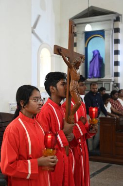 NEW DELHI INDIA Nisan 18 2025 Hristiyanlar Kutsal Katedral Katolik Kilisesi Gol Dak Khana 'da 18 Nisan 2025' te Paskalya ve Cuma gününden önce Yeni Delhi 'de düzenlenen Kutsal Cuma namazına katılırlar.