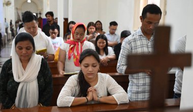 NEW DELHI INDIA Nisan 18 2025 Hristiyanlar Kutsal Katedral Katolik Kilisesi Gol Dak Khana 'da 18 Nisan 2025' te Paskalya ve Cuma gününden önce Yeni Delhi 'de düzenlenen Kutsal Cuma namazına katılırlar.