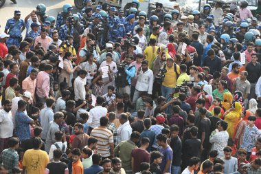 18 Nisan 2025 'te Seelampur' da 17 yaşındaki Kunal adlı gencin öldürülmesine karşı yapılan protestolara engel olan 18 Nisan 2025 'te Yeni Delhi' de 17 yaşındaki bir çocuk vahşice bıçaklanarak öldürüldü.