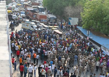18 Nisan 2025 'te Seelampur' da 17 yaşındaki Kunal adlı gencin öldürülmesine karşı yapılan protestolara engel olan 18 Nisan 2025 'te Yeni Delhi' de 17 yaşındaki bir çocuk vahşice bıçaklanarak öldürüldü.
