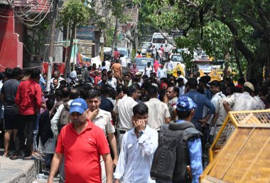 NEW DELHI INDIA 18 Nisan 2025 Seelampur bölgesinde 18 Nisan 2025 tarihinde bıçaklanarak öldürülen 17 yaşındaki bir çocuğun evinin önünde toplandı. 17 yaşındaki bir çocuk Kuzey Doğu Seelampur 'un J bloğunda vahşice bıçaklanarak öldürüldü.