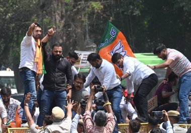 NEW DELHI INDIA APRIL 18 Nisan 2025 BJP YUVA Morcha Gandhi ailesinin rolüne karşı AICC HQ Akbar Yolu 'nda protesto ve 18 Nisan 2025 tarihinde Yeni Delhi Hindistan' da Ulusal Herald davasında kamu parasının zimmetine geçirildiği iddiası