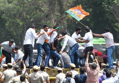 NEW DELHI INDIA APRIL 18 Nisan 2025 BJP YUVA Morcha Gandhi ailesinin rolüne karşı AICC HQ Akbar Yolu 'nda protesto ve 18 Nisan 2025 tarihinde Yeni Delhi Hindistan' da Ulusal Herald davasında kamu parasının zimmetine geçirildiği iddiası