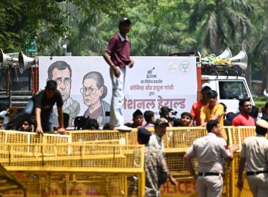 NEW DELHI INDIA APRIL 18 Nisan 2025 BJP YUVA Morcha Gandhi ailesinin rolüne karşı AICC HQ Akbar Yolu 'nda protesto ve 18 Nisan 2025 tarihinde Yeni Delhi Hindistan' da Ulusal Herald davasında kamu parasının zimmetine geçirildiği iddiası