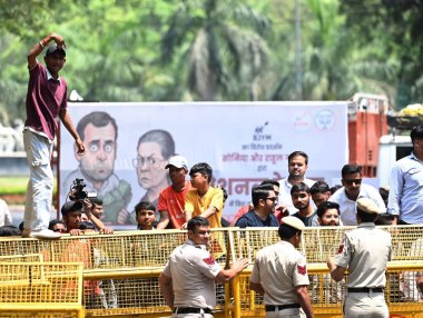 NEW DELHI INDIA APRIL 18 Nisan 2025 BJP YUVA Morcha Gandhi ailesinin rolüne karşı AICC HQ Akbar Yolu 'nda protesto ve 18 Nisan 2025 tarihinde Yeni Delhi Hindistan' da Ulusal Herald davasında kamu parasının zimmetine geçirildiği iddiası