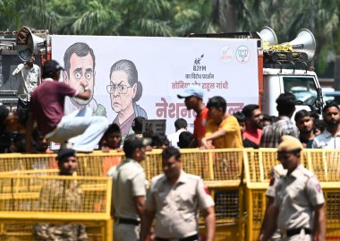 NEW DELHI INDIA APRIL 18 Nisan 2025 BJP YUVA Morcha Gandhi ailesinin rolüne karşı AICC HQ Akbar Yolu 'nda protesto ve 18 Nisan 2025 tarihinde Yeni Delhi Hindistan' da Ulusal Herald davasında kamu parasının zimmetine geçirildiği iddiası