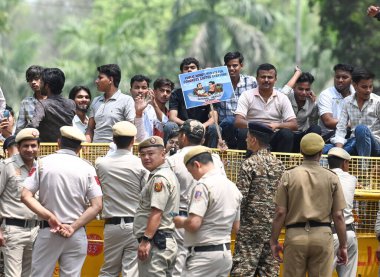 NEW DELHI INDIA APRIL 18 Nisan 2025 BJP YUVA Morcha Gandhi ailesinin rolüne karşı AICC HQ Akbar Yolu 'nda protesto ve 18 Nisan 2025 tarihinde Yeni Delhi Hindistan' da Ulusal Herald davasında kamu parasının zimmetine geçirildiği iddiası