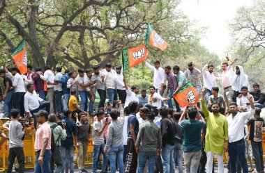 NEW DELHI INDIA APRIL 18 Nisan 2025 BJP YUVA Morcha Gandhi ailesinin rolüne karşı AICC HQ Akbar Yolu 'nda protesto ve 18 Nisan 2025 tarihinde Yeni Delhi Hindistan' da Ulusal Herald davasında kamu parasının zimmetine geçirildiği iddiası