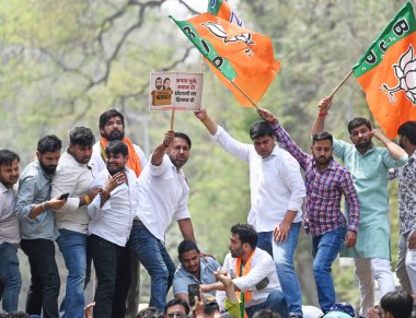 NEW DELHI INDIA APRIL 18 Nisan 2025 BJP YUVA Morcha Gandhi ailesinin rolüne karşı AICC HQ Akbar Yolu 'nda protesto ve 18 Nisan 2025 tarihinde Yeni Delhi Hindistan' da Ulusal Herald davasında kamu parasının zimmetine geçirildiği iddiası