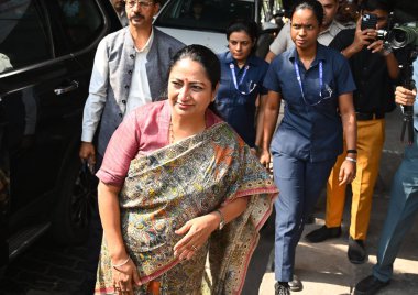 NEW DELHI INDIA APRIL 18 Nisan 2025 Delhi Genel Sekreteri Rekha Gupta ve Delhi PWD Bakanı Parvesh Verma, 18 Nisan 2025 tarihinde Yeni Delhi 'de gerçekleşecek muson sel felaketinin hazırlıklarını incelemek üzere Minto Köprüsü Altgeçidini ziyaret ettiler. 