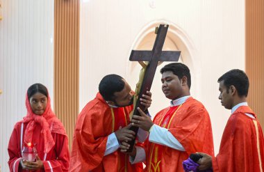 NoIDA INDIA Nisan 18 2025 Kutsal Cuma günü Noida Hindistan 'daki 34. Sektör' deki bir kilisede namaz kılanlara katılır. Paskalya 'dan önceki Cuma günü her yıl kutlanır ve İsa' nın çarmıha gerildiği ve öldüğü gün S.