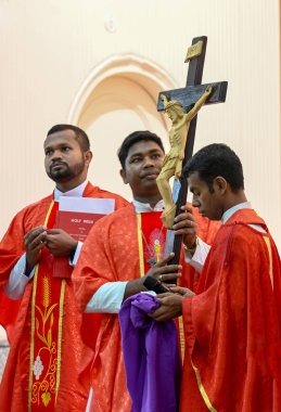 NoIDA INDIA Nisan 18 2025 Kutsal Cuma günü Noida Hindistan 'daki 34. Sektör' deki bir kilisede namaz kılanlara katılır. Paskalya 'dan önceki Cuma günü her yıl kutlanır ve İsa' nın çarmıha gerildiği ve öldüğü gün S.