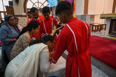 NoIDA INDIA Nisan 18 2025 Kutsal Cuma günü Noida Hindistan 'daki 34. Sektör' deki bir kilisede namaz kılanlara katılır. Paskalya 'dan önceki Cuma günü her yıl kutlanır ve İsa' nın çarmıha gerildiği ve öldüğü gün S.