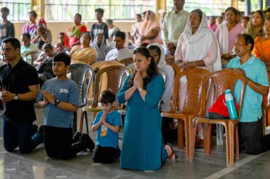 NoIDA INDIA Nisan 18 2025 Kutsal Cuma günü Noida Hindistan 'daki 34. Sektör' deki bir kilisede namaz kılanlara katılır. Paskalya 'dan önceki Cuma günü her yıl kutlanır ve İsa' nın çarmıha gerildiği ve öldüğü gün S.