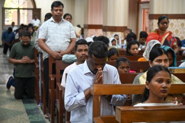 NoIDA INDIA Nisan 18 2025 Kutsal Cuma günü Noida Hindistan 'daki 34. Sektör' deki bir kilisede namaz kılanlara katılır. Paskalya 'dan önceki Cuma günü her yıl kutlanır ve İsa' nın çarmıha gerildiği ve öldüğü gün S.